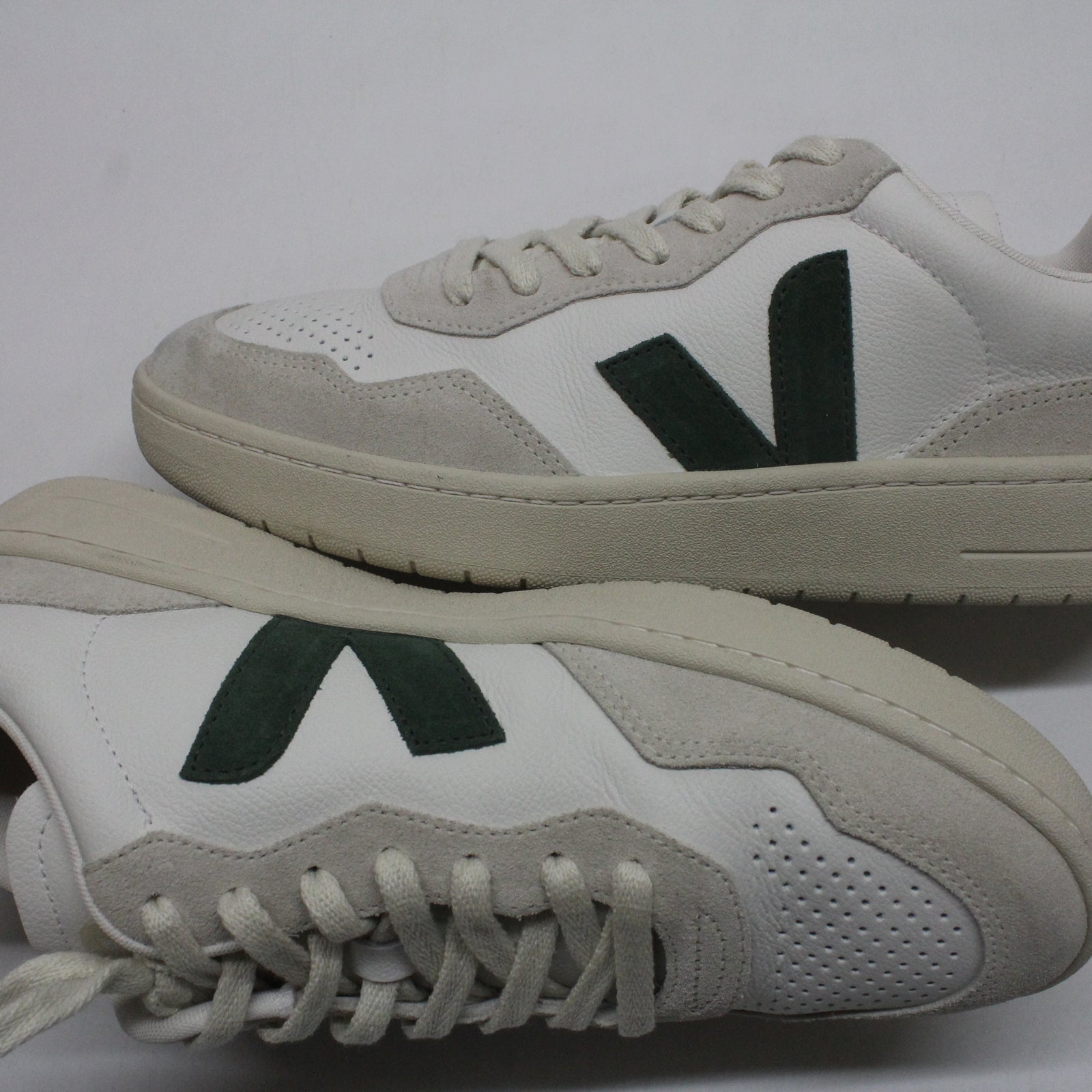 Veja V-90 VD2003384B Organic Traced Leather Mens Trainers - White Cyprus - 43#color_white cyprus